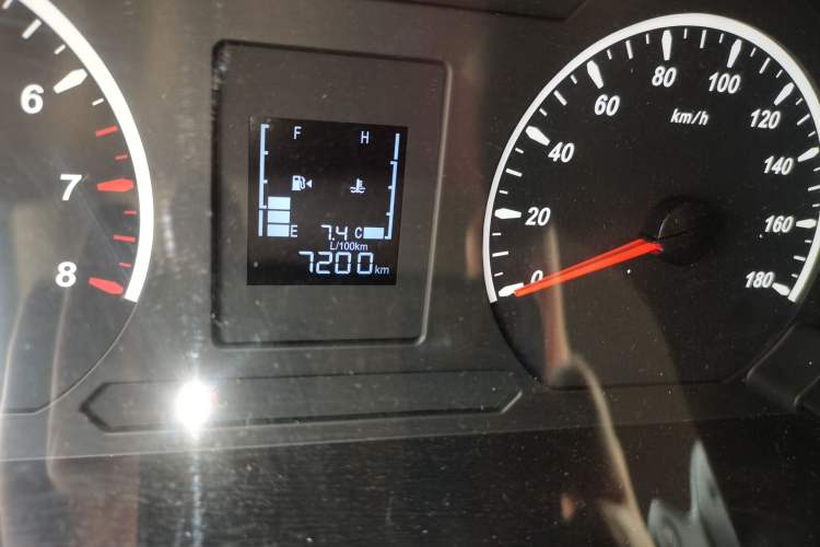 Used FORTHING Lingzhi 2023 M5L 1.6L Base Model 5 Seats Odometer Close Up