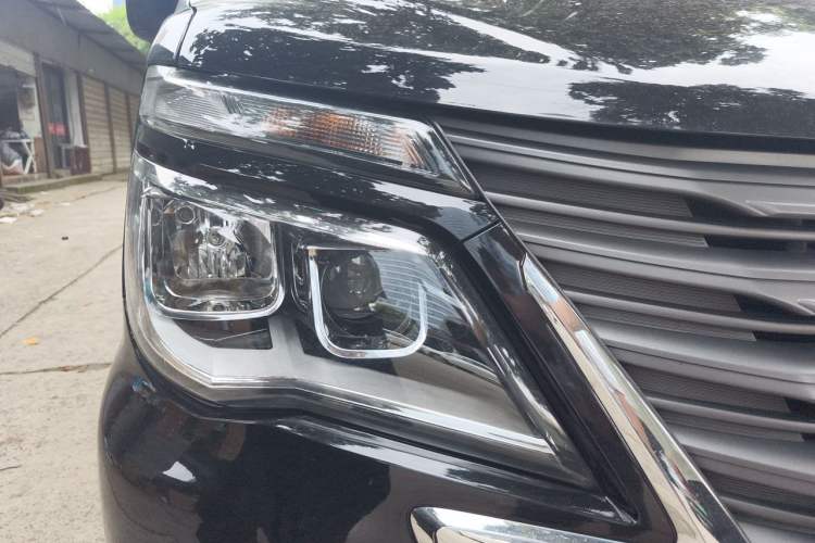 Used FORTHING Lingzhi 2023 M5L 1.6L Comfort Edition 7-Seater Right Front Headlight