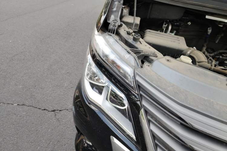 Used FORTHING Lingzhi 2023 M5L 1.6L Comfort 9-Seater Right Front Headlight
