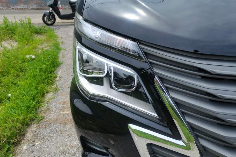 Used FORTHING Lingzhi 2023 M5L 1.6L Base Model 5 Seats Right Front Headlight