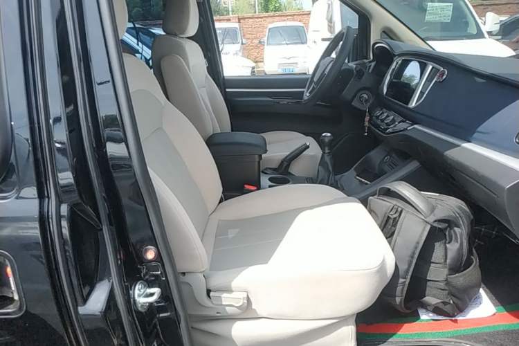 Used FORTHING Lingzhi 2023 M5 1.6L Practical Model 5 Seats Right Front Seat