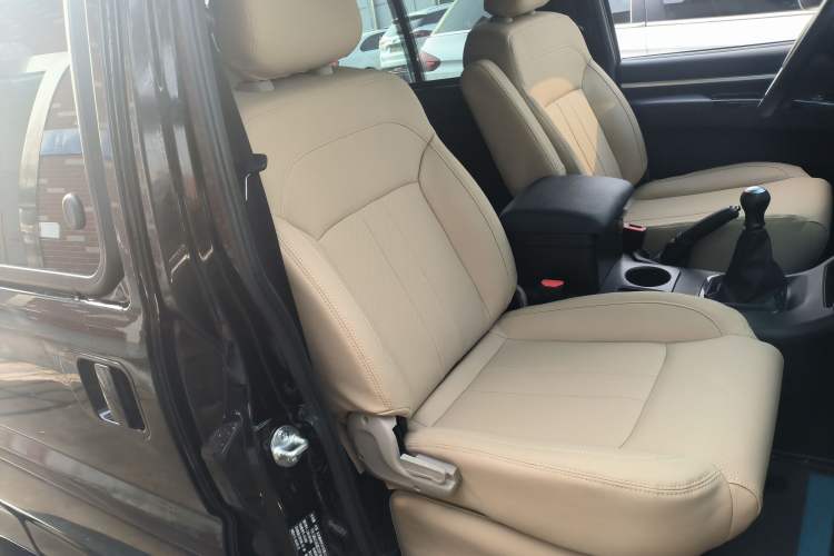 Used FORTHING Lingzhi 2023 M5L 1.6L Base Model 7 Seats Right Front Seat