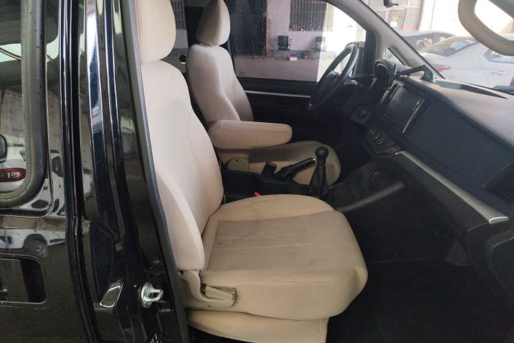 Used FORTHING Lingzhi 2023 M5 1.6L Practical Model 5 Seats Right Front Seat