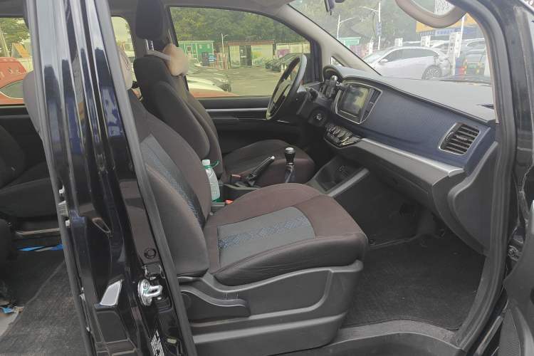 Used FORTHING Lingzhi 2023 M5L 1.6L Comfort Edition 7-Seater Right Front Seat