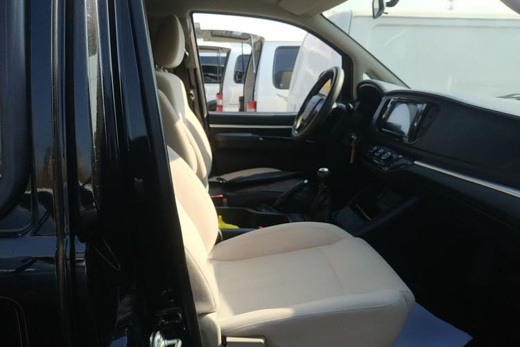 Used FORTHING Lingzhi 2023 M5L 1.6L Base Model 7 Seats Right Front Seat
