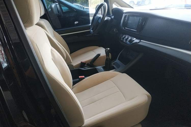 Used FORTHING Lingzhi 2023 M5L 1.6L Base Model 7 Seats Right Front Seat