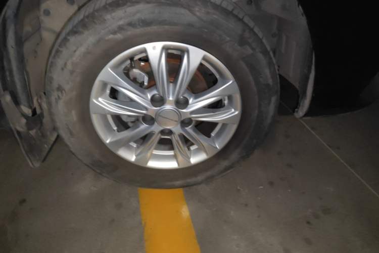 Used FORTHING Lingzhi 2023 M5L 1.6L Luxury 7-Seater Right Front Wheel Hub