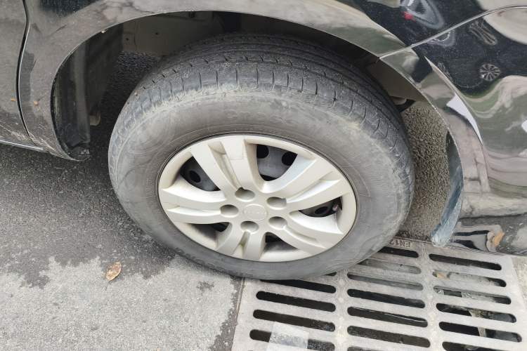 Used FORTHING Lingzhi 2023 M5L 1.6L Base Model 7 Seats Right Front Wheel Hub