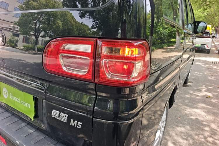 Used FORTHING Lingzhi 2023 M5 1.6L Practical Model 5 Seats Right Rear Taillight