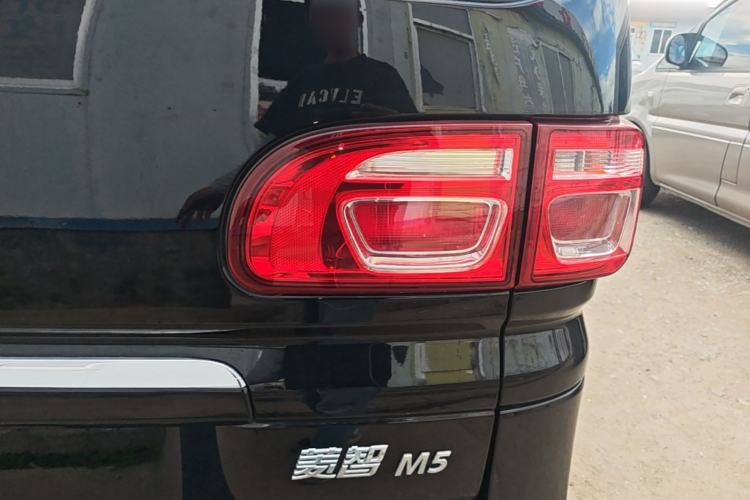 Used FORTHING Lingzhi 2023 M5L 1.6L Luxury 7-Seater Right Rear Taillight