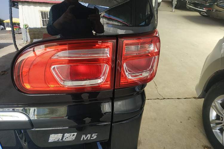 Used FORTHING Lingzhi 2023 M5L 1.6L Base Model 7 Seats Right Rear Taillight