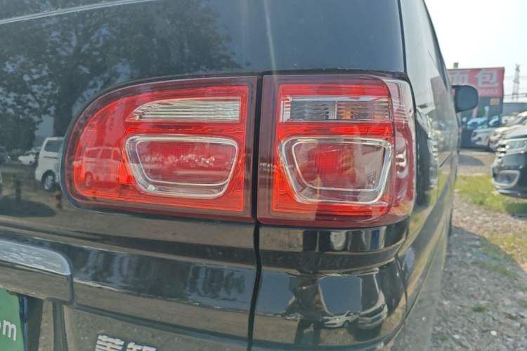 Used FORTHING Lingzhi 2023 M5L 1.6L Comfort 9-Seater Right Rear Taillight