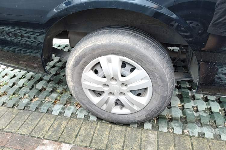 Used FORTHING Lingzhi 2023 M5L 1.6L Base Model 7 Seats Right Rear Wheel Hub