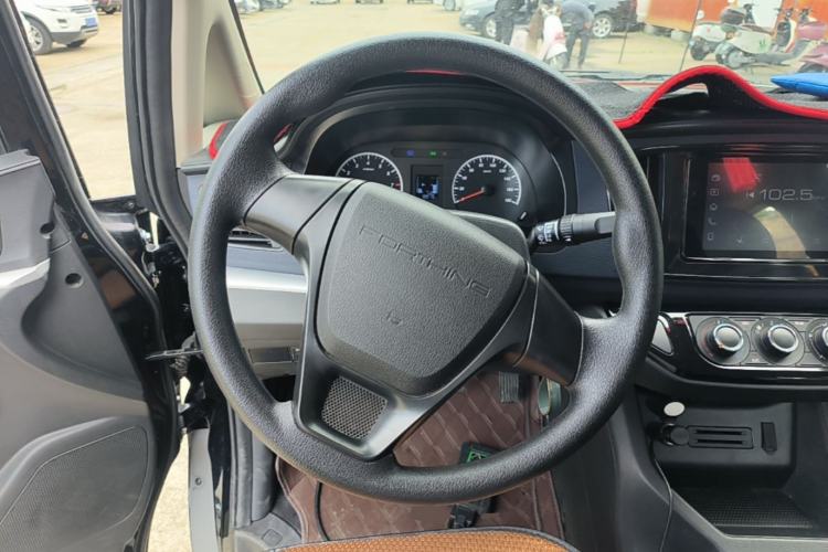 Used FORTHING Lingzhi 2023 M5L 1.6L Base Model 7 Seats Steering Wheel