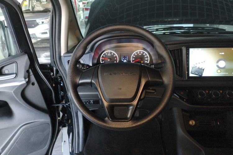 Used FORTHING Lingzhi 2023 M5L 1.6L Base Model 7 Seats Steering Wheel