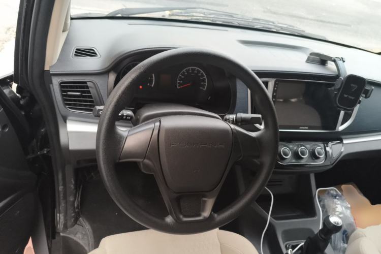 Used FORTHING Lingzhi 2023 M5L 1.6L Base Model 5 Seats Steering Wheel