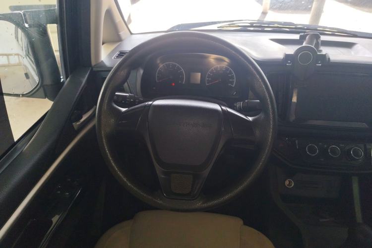 Used FORTHING Lingzhi 2023 M5 1.6L Practical Model 5 Seats Steering Wheel