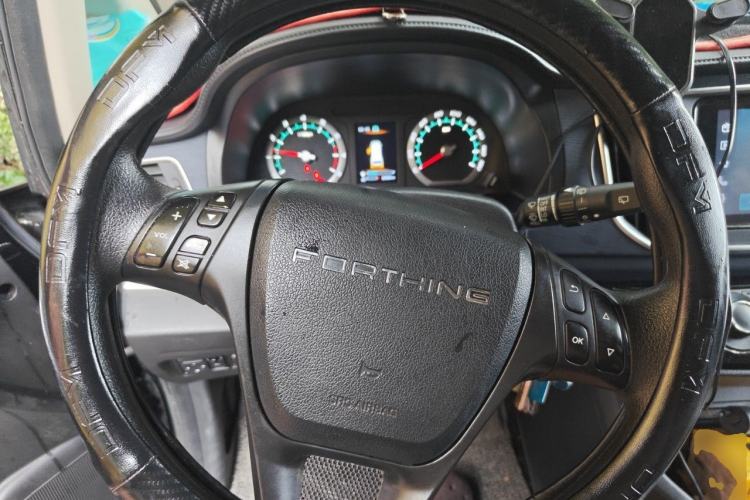 Used FORTHING Lingzhi 2023 M5L 1.6L Luxury 7-Seater Steering Wheel