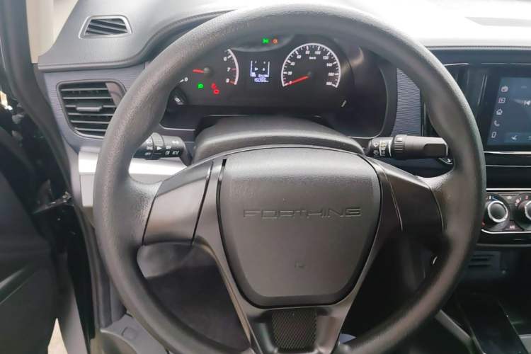 Used FORTHING Lingzhi 2023 M5L 1.6L Base Model 7 Seats Steering Wheel