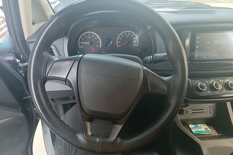 Used FORTHING Lingzhi 2023 M5L 1.6L Base Model 7 Seats Steering Wheel