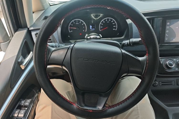 Used FORTHING Lingzhi 2023 M5L 1.6L Base Model 7 Seats Steering Wheel