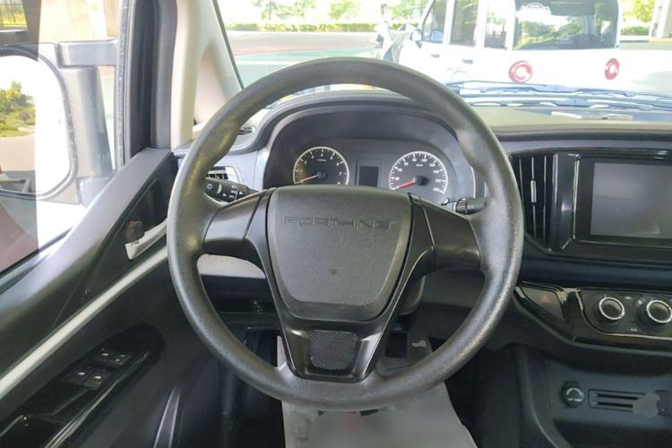 Used FORTHING Lingzhi 2023 M5L 1.6L Base Model 7 Seats Steering Wheel
