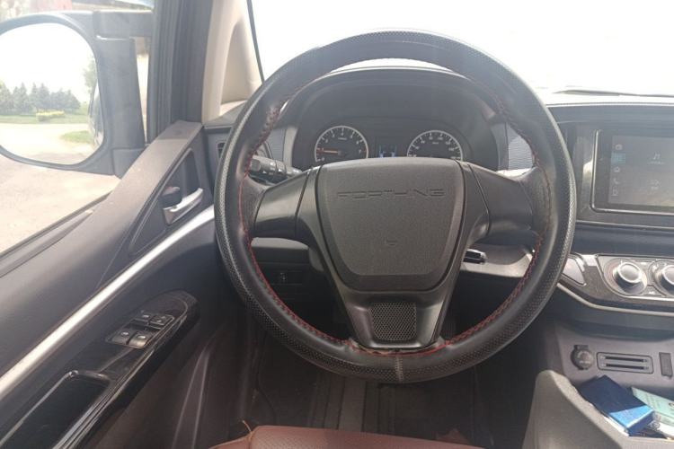 Used FORTHING Lingzhi 2023 M5L 1.6L Base Model 7 Seats Steering Wheel