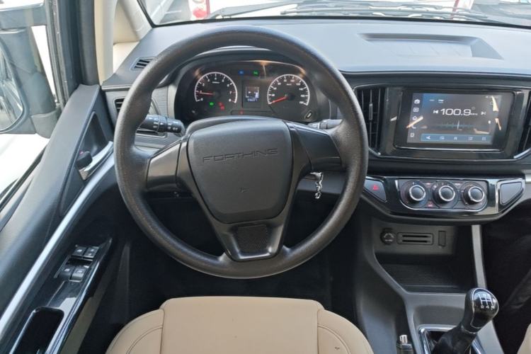 Used FORTHING Lingzhi 2023 M5L 1.6L Base Model 7 Seats Steering Wheel