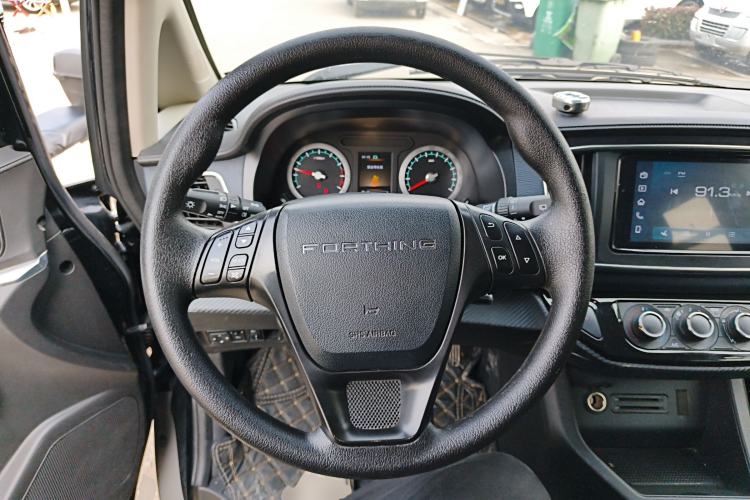 Used FORTHING Lingzhi 2023 M5L 1.6L Luxury 7-Seater Steering Wheel