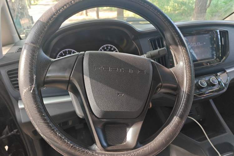 Used FORTHING Lingzhi 2023 M5L 1.6L Base Model 7 Seats Steering Wheel