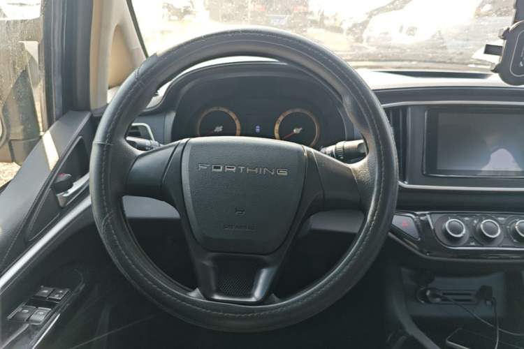 Used FORTHING Lingzhi 2023 M5L 1.6L Comfort 9-Seater Steering Wheel