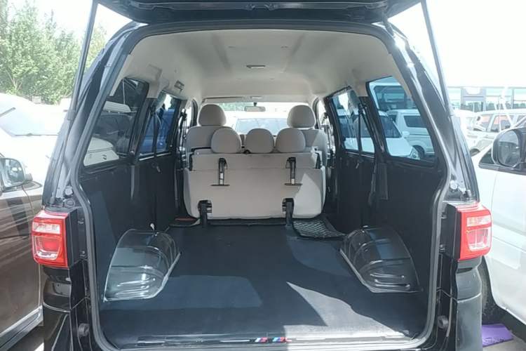 Used FORTHING Lingzhi 2023 M5 1.6L Practical Model 5 Seats Trunk