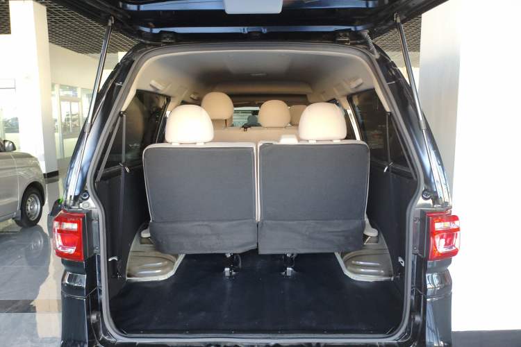 Used FORTHING Lingzhi 2023 M5L 1.6L Base Model 7 Seats Trunk