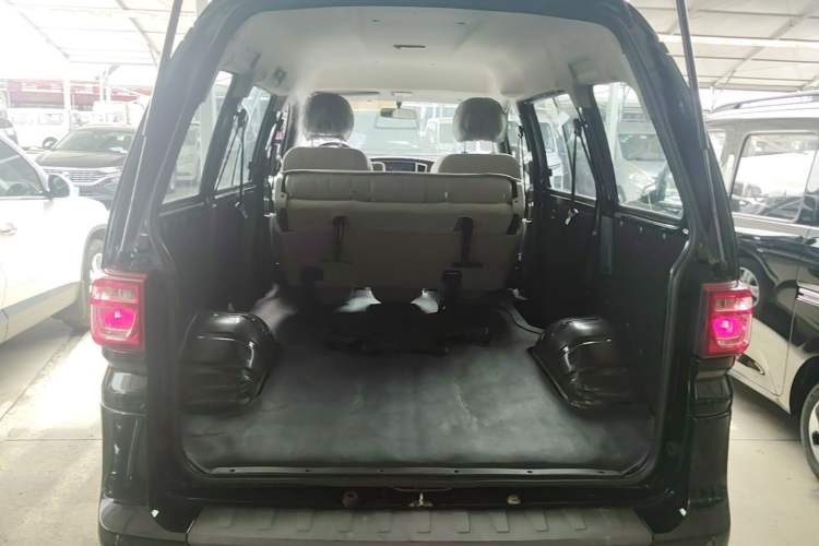 Used FORTHING Lingzhi 2023 M5 1.6L Practical Model 5 Seats Trunk