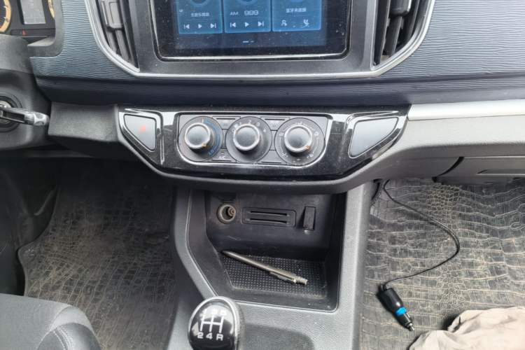 Used FORTHING Lingzhi 2023 M5L 1.6L Comfort Edition 7-Seater Audio And AC Panel