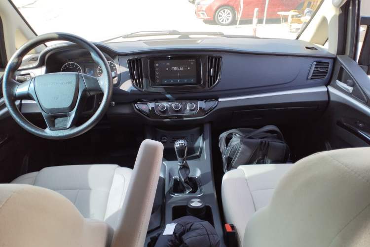 Used FORTHING Lingzhi 2023 M5L 1.6L Base Model 7 Seats Center Console