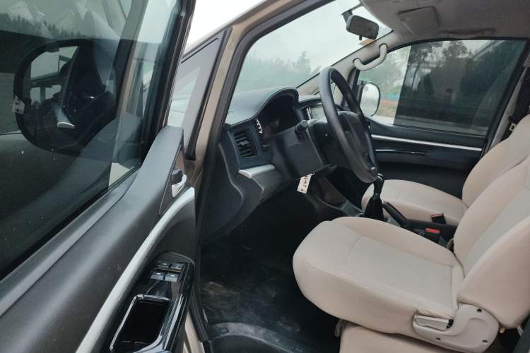 Used FORTHING Lingzhi 2023 M5L 1.6L Base Model 7 Seats Driver Seat
