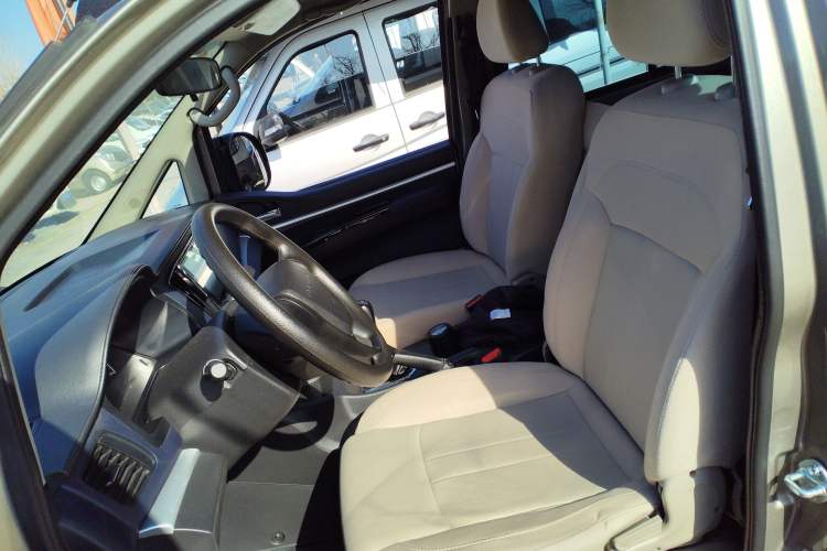 Used FORTHING Lingzhi 2023 M5L 1.6L Base Model 7 Seats Left Front Seat