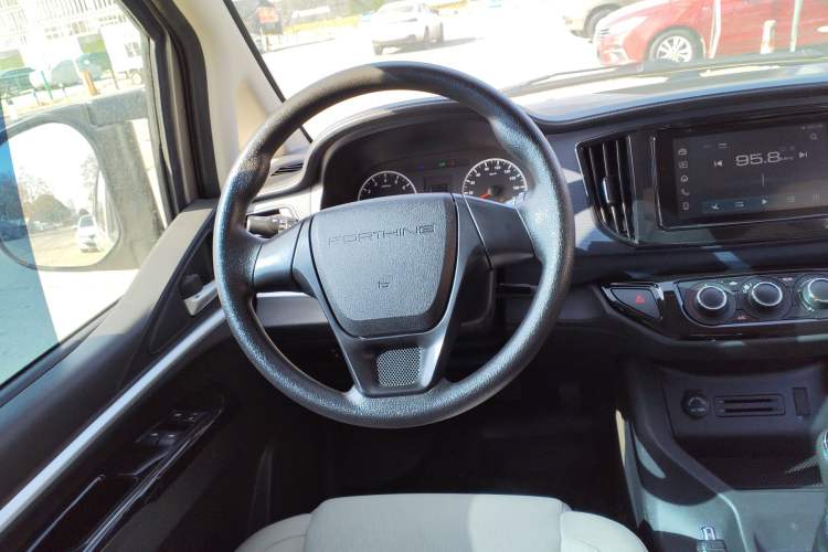 Used FORTHING Lingzhi 2023 M5L 1.6L Base Model 7 Seats Steering Wheel