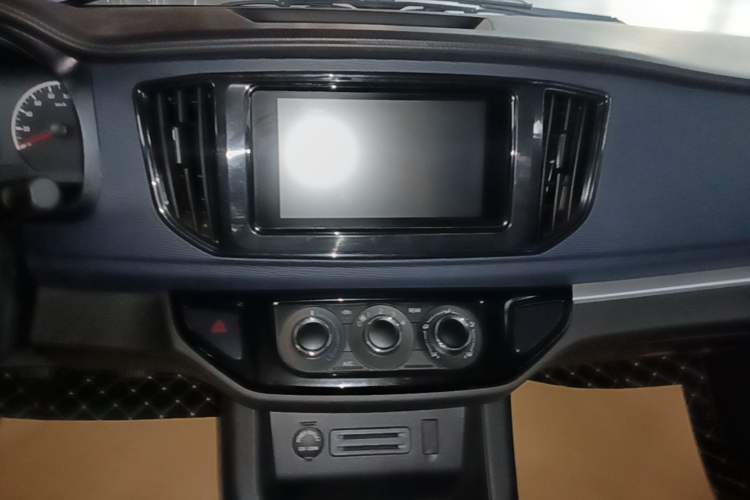 Used FORTHING Lingzhi 2023 M5L 1.6L Base Model 7 Seats Audio And AC Panel