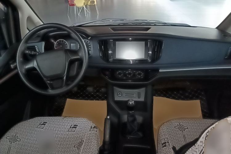 Used FORTHING Lingzhi 2023 M5L 1.6L Base Model 7 Seats Center Console