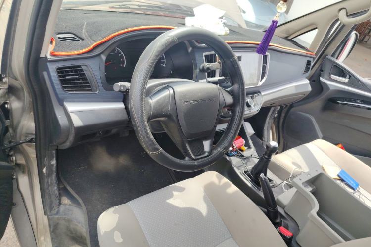 Used FORTHING Lingzhi 2023 V3 1.6L Base Model 2 Seats Center Console