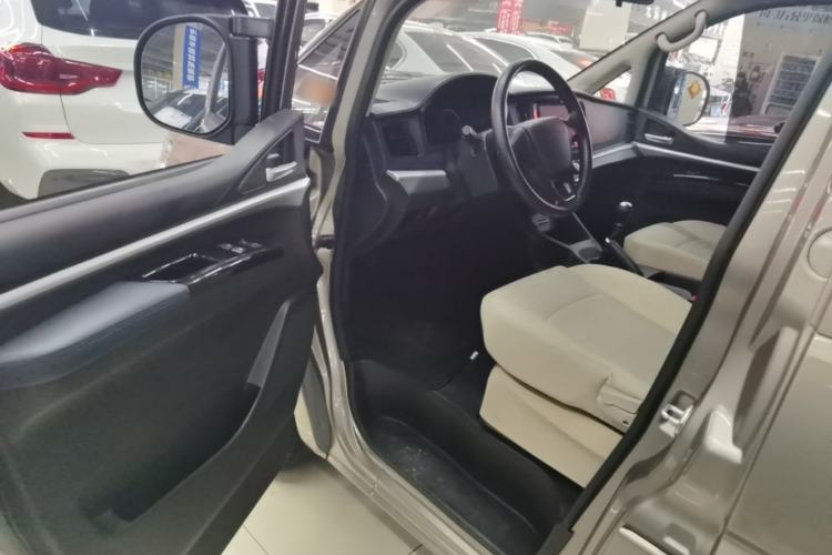 Used FORTHING Lingzhi 2023 M5L 1.6L Base Model 7 Seats Driver Seat