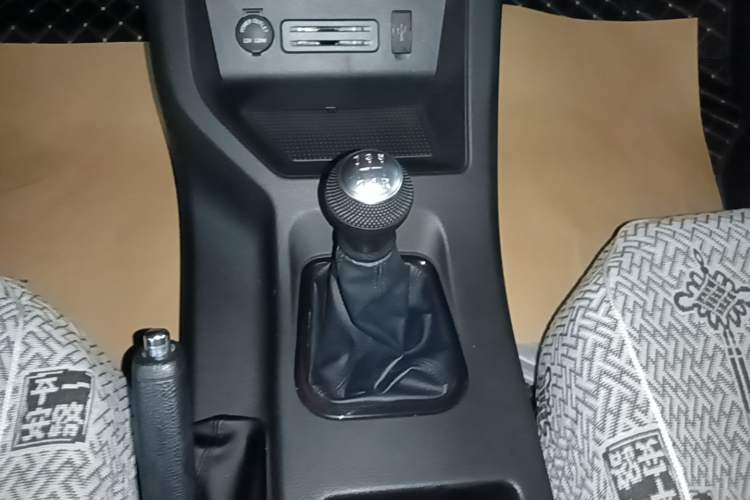 Used FORTHING Lingzhi 2023 M5L 1.6L Base Model 7 Seats Gear Lever