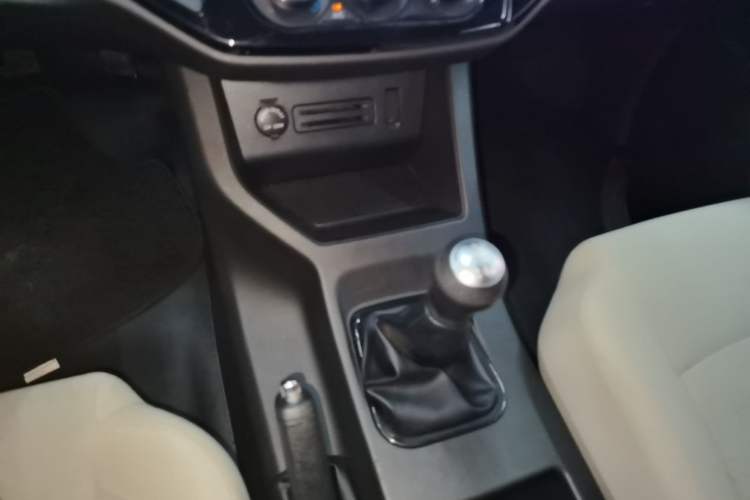 Used FORTHING Lingzhi 2023 M5L 1.6L Base Model 7 Seats Gear Lever
