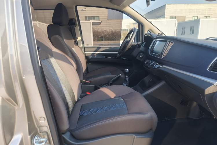 Used FORTHING Lingzhi 2023 M5L 1.6L Comfort 9-Seater Interior 2