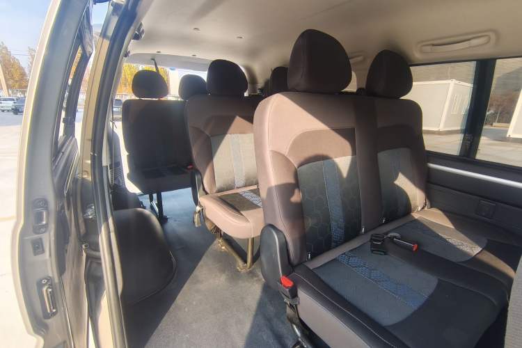 Used FORTHING Lingzhi 2023 M5L 1.6L Comfort 9-Seater Interior 3