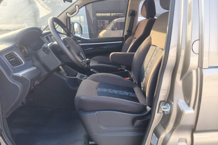 Used FORTHING Lingzhi 2023 M5L 1.6L Comfort 9-Seater Left Front Seat