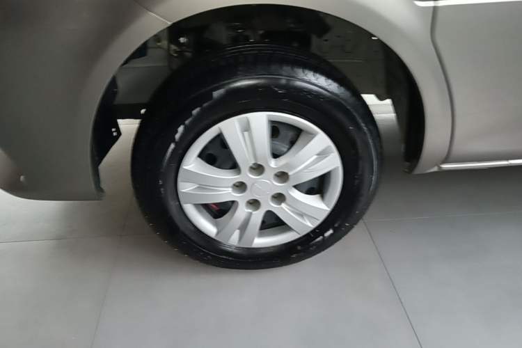 Used FORTHING Lingzhi 2023 M5L 1.6L Base Model 7 Seats Left Front Wheel Hub