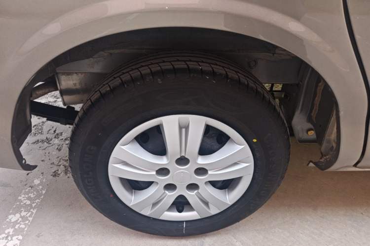Used FORTHING Lingzhi 2023 M5 1.6L Practical Model 5 Seats Right Rear Wheel Hub